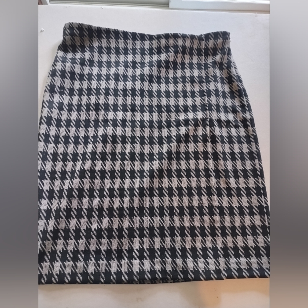 Stylish Black and Grey Houndstooth Skirt